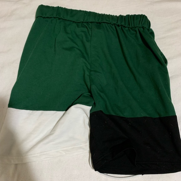 Outfit with shorts and shirt. - Picture 2 of 4